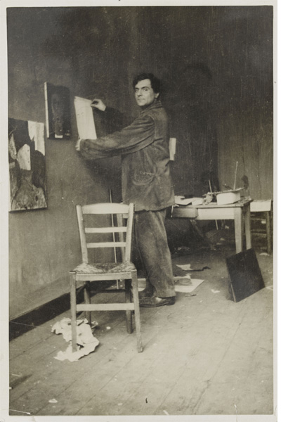 Modigliani-dans-son-atelier-par-Paul-Guillaume-Lunettes-Galerie-c-RMN-Grand-Palais