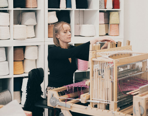 Vue de l'atelier de Création textile de Lesage pour Chanel, photo d'Alix Marnat.