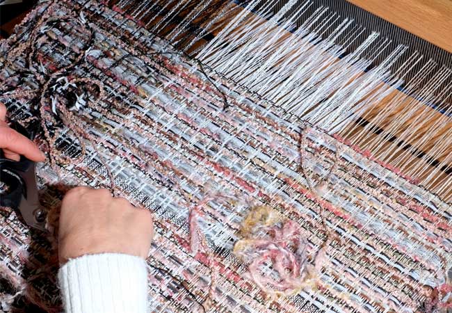 Création d'un tweed dans l'atelier de création textile de Lesage, photo de Lucie Khahoutian.