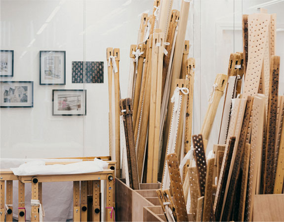 Métiers à broder et tréteaux dans les ateliers Lesage pour Chanel, photo d'Alix Marnat.