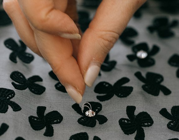 Réalisation d'une broderie dans les ateliers Lesage pour Chanel, photo d'Alix Marnat.