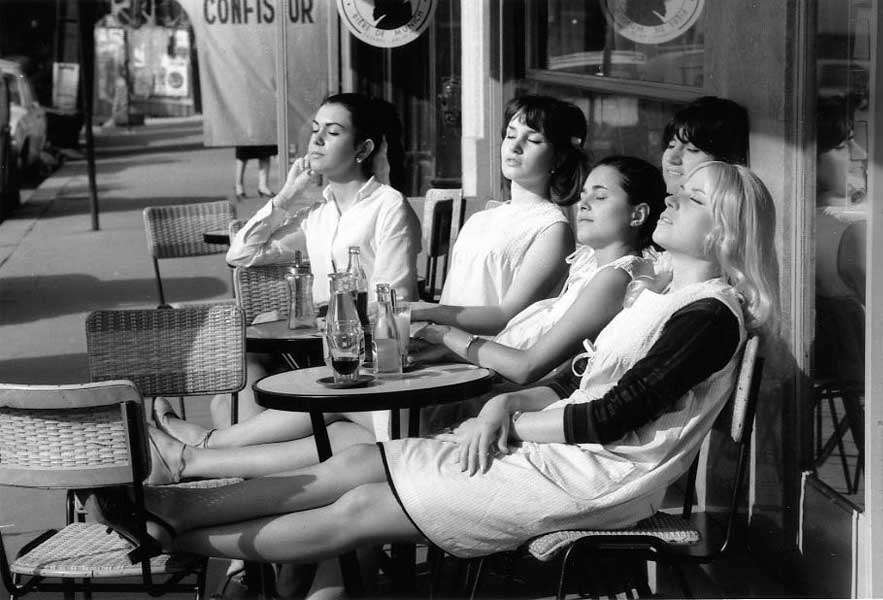 Les Coiffeuses au soleil, juin 1966. © Atelier Robert Doisneau