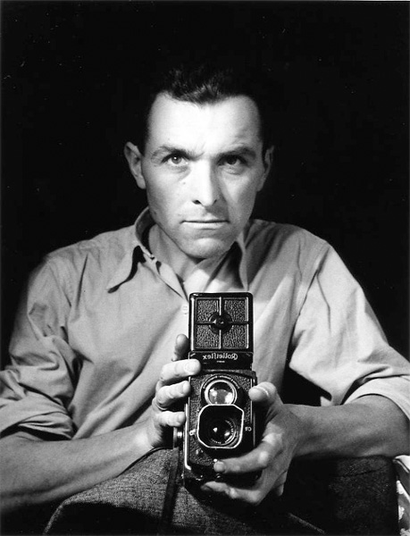 Robert Doisneau. Autoportrait au Rolleiflex 1947.