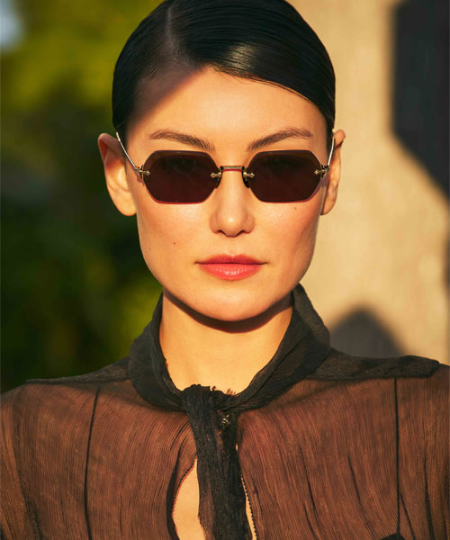 La collection de lunettes solaires Oliver Peoples by EssilorLuxottica.
