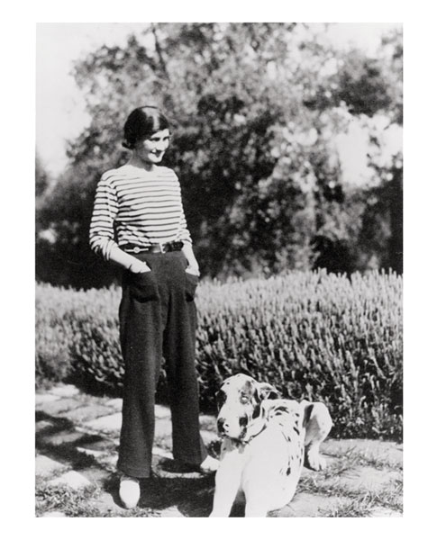 Gabrielle Chanel et son chien Gigot dans le jardin de la Pausa, vers 1930.