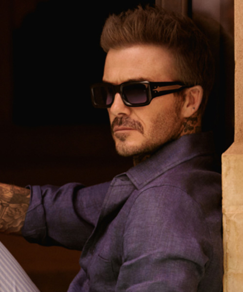 David Beckham porte les lunettes de sa marque.