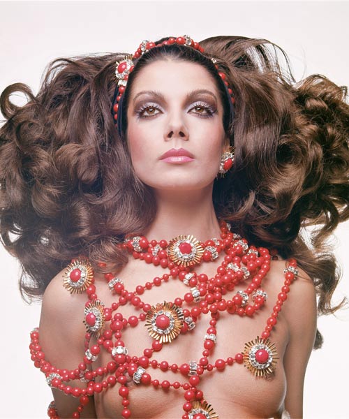 Couture. Printemps-été 1968. Colliers en corail et pierres dures. Ivana Bastianello. Vogue Italia, 1968. ©Gian Paolo Barbieri
