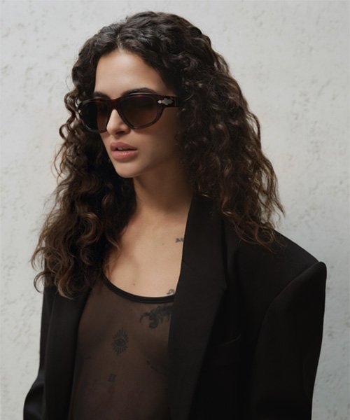 La collection de lunettes solaires Persol EssilorLuxottica.