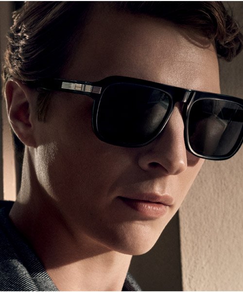 La collection de lunettes solaires Ferragamo by Marchon.