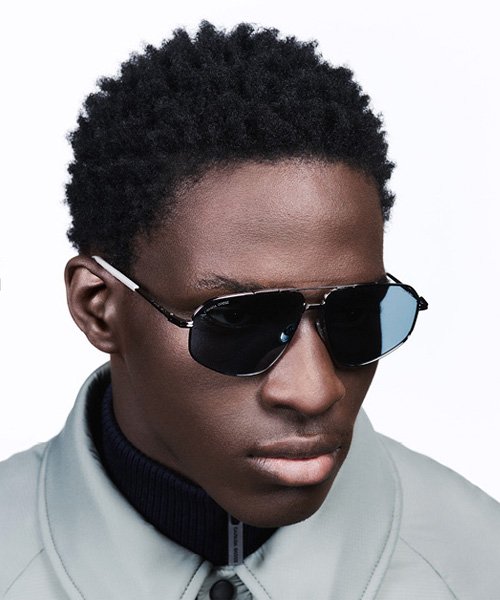 Jharrel Jerome, acteur emblématique de Moonlight et lauréat d’un Emmy, porte la collection de lunettes solaires Canada Goose by Marchon.