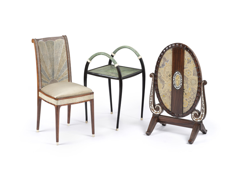 Clément Rousseau (1872-1950), décorateur. Chaise Paris, 1921 Palissandre, galuchat, ivoire, soie. Table à journaux Paris, vers 1921 Ébène, galuchat, ivoire. Clément Mère, (1861-1940), décorateur Van den Aker, ébéniste. Pare-feu Paris, vers 1923 Ébène de Macassar, ivoire gravé et patiné, soie brodée. © Les Arts Décoratifs / Christophe Dellière
