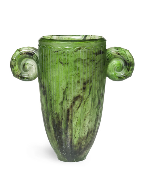 François Décorchemont (1880-1971). Grand vase deux anses feuilles 1925. Pâte de verre moulée à la cire perdue. © Les Arts D.coratifs / Jean Tholance