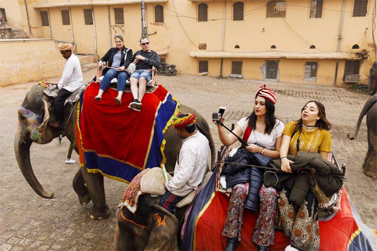 Touristes sur des éléphants