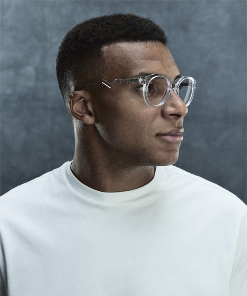 Le célèbre joueur de foot Kylian Mbappe porte les lunettes optiques Oakley (monture HSTN Rx Sig Series) by Esillor Luxottica.
