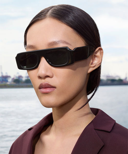 La collection de lunettes solaires JilSander Oliver Peoples by EssilorLuxottica.